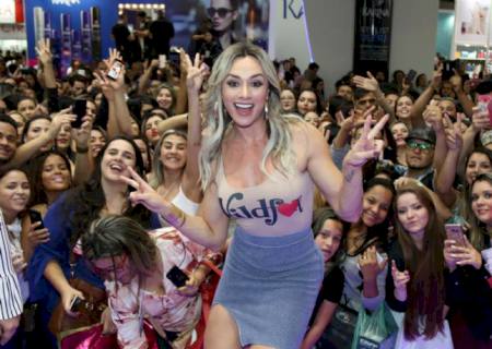 Juju Salimeni posa com fenda generosa e causa tumulto em feira de beleza em SP