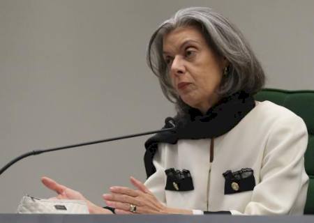 Cármen Lúcia toma posse na presidência do STF