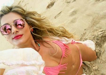 Lívia Andrade exibe curvas e coloca bronzeado em dia em resort na Bahia