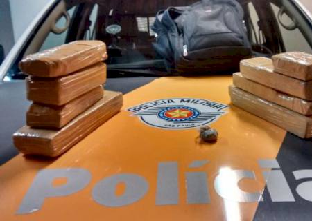 Passageira é presa com maconha em mochila