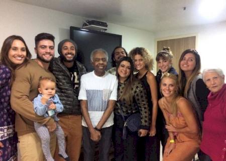 Após deixar hospital, Gilberto Gil reúne família em show no Rio de Janeiro