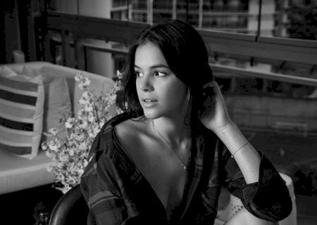 Bruna Marquezine posa sem make em prol do empoderamento feminino