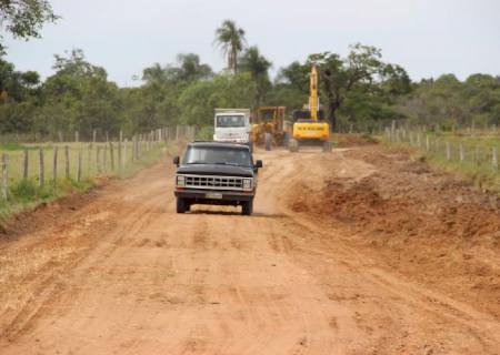 Prefeitura continua investindo em melhorias nas estradas vicinais em Anaurilândia