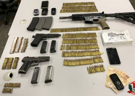 Deic prende dupla com fuzil, pistolas e munições em SP