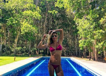Daniella Cicarelli mostra sua barriga chapada com lindo cenário ao fundo