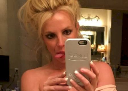 Britney Spears faz graça e tatuagens em lugar ousado roubam a cena