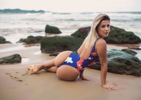 Sósia de Marcela Temer posa sensual e pede: ''Reforma política urgente''