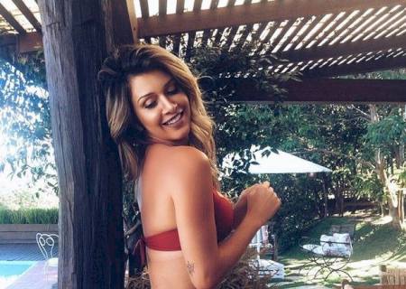 Tatiele Polyana posa de biquíni para ensaio