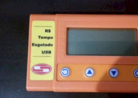 Proprietários de parquímetros portátil da Zona Azul tem que acertar a hora