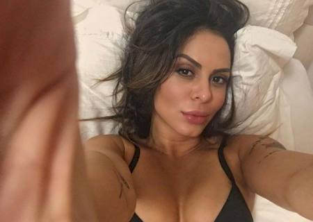 Alinne Rosa faz aniversário e presenteia fãs com foto sensual