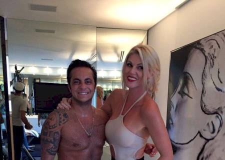 Thammy Miranda entra em banheira com Val Marchiori