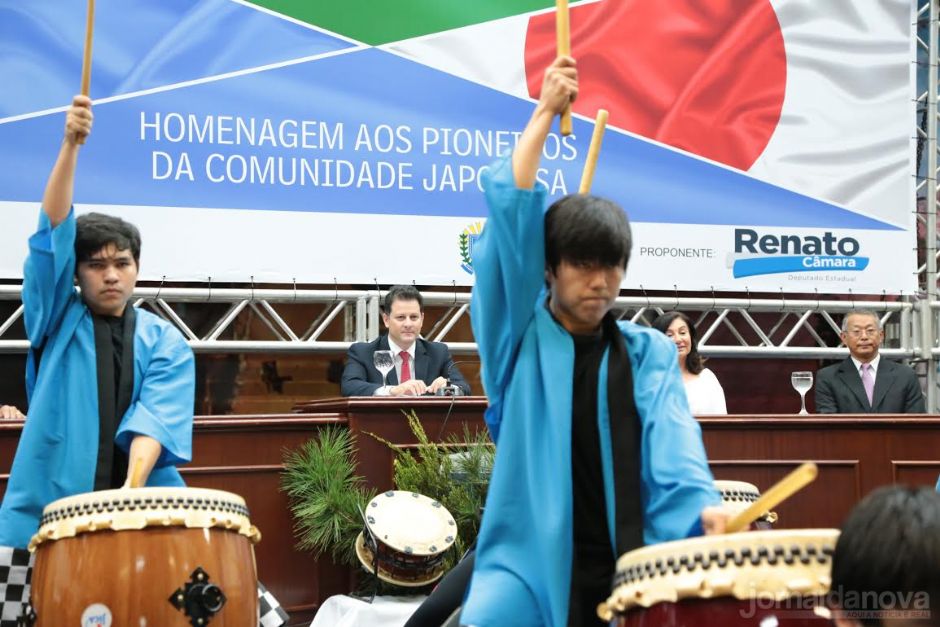 Em noite de emoção, pioneiros japoneses são homenageados em Dourados
