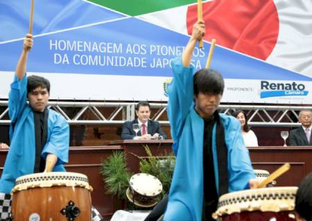 Em noite de emoção, pioneiros japoneses são homenageados em Dourados