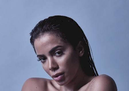 Anitta diz que se relacionaria com mulheres