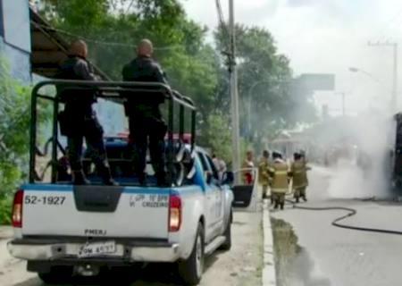 8 ônibus e 2 caminhões são incendiados no RJ; 37 foram presos e 3 PMs ficaram feridos