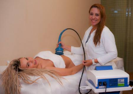 ''Mendigata'' Fernanda Lacerda faz tratamento corporal inovador para acabar com as celulites