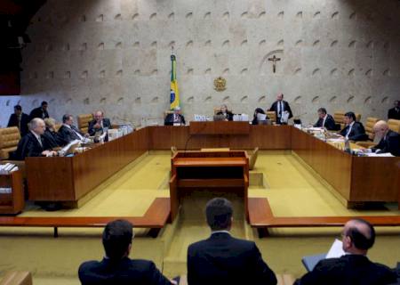 Ministro do STF nega pedido de prisão e autoriza volta de Aécio ao Senado