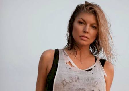 Fergie posa completamente nua na web