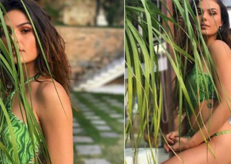 Isis Valverde só precisa de planta e maiô para ser sexy