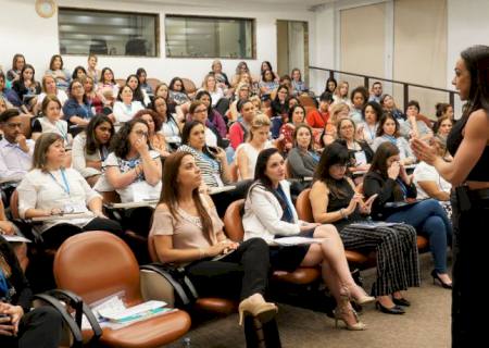 Renata Spallicci, a ''Executiva Sarada'', faz palestra no Dia da Secretária