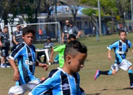 Revelado pela escolinha Camisa 10 Nova Andradina, Caio Paternik é titular do Grêmio