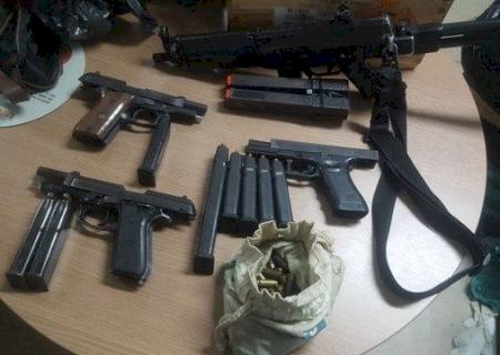 Corregedoria da PM encontra armamento irregular e drogas em UPP