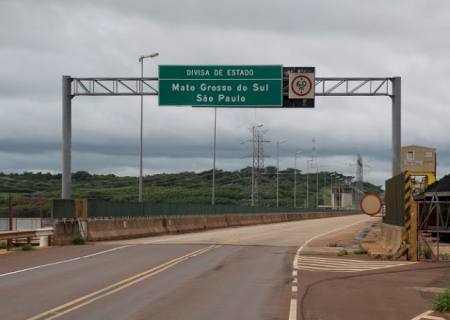 Divisa de MS com SP está bloqueada por movimento de pessoas da barragem