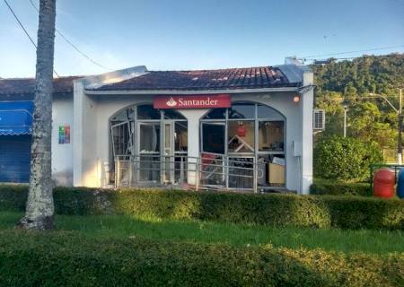 Quadrilha chega pelo mar e explode agência bancária em Paraty