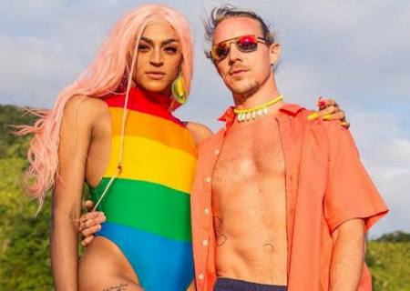 Pabllo Vittar divulga vídeo dando beijaço em Diplo; assista