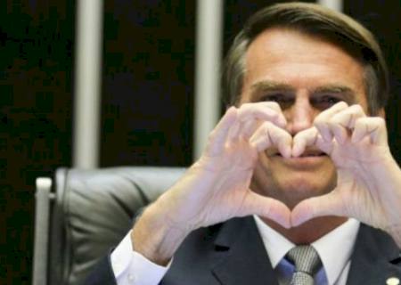 Jair Bolsonaro conversa com douradenses nesta quinta-feira 8