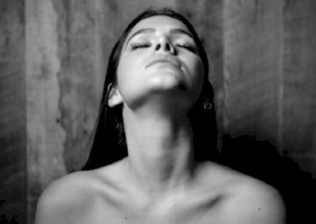 Marquezine posa nua e filosofa na web