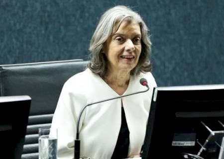 Cármen Lúcia diz que não vai se submeter a pressões políticas