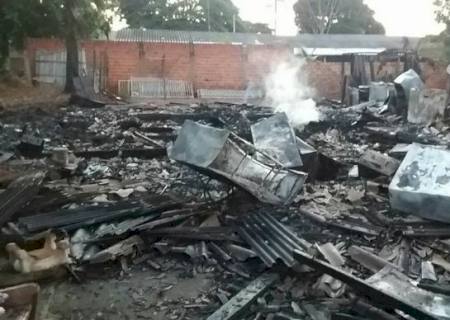 Incêndio atinge residências em Primavera (SP)