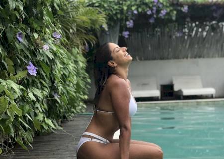 Bailarina Tainá Grando grava clipe sensual em cenário paradisíaco