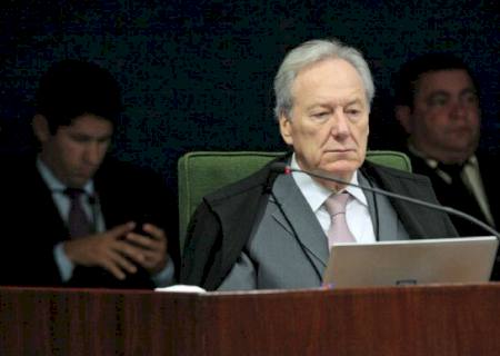 Lewandowski vota pela restrição ao foro; placar está em 10 a 0