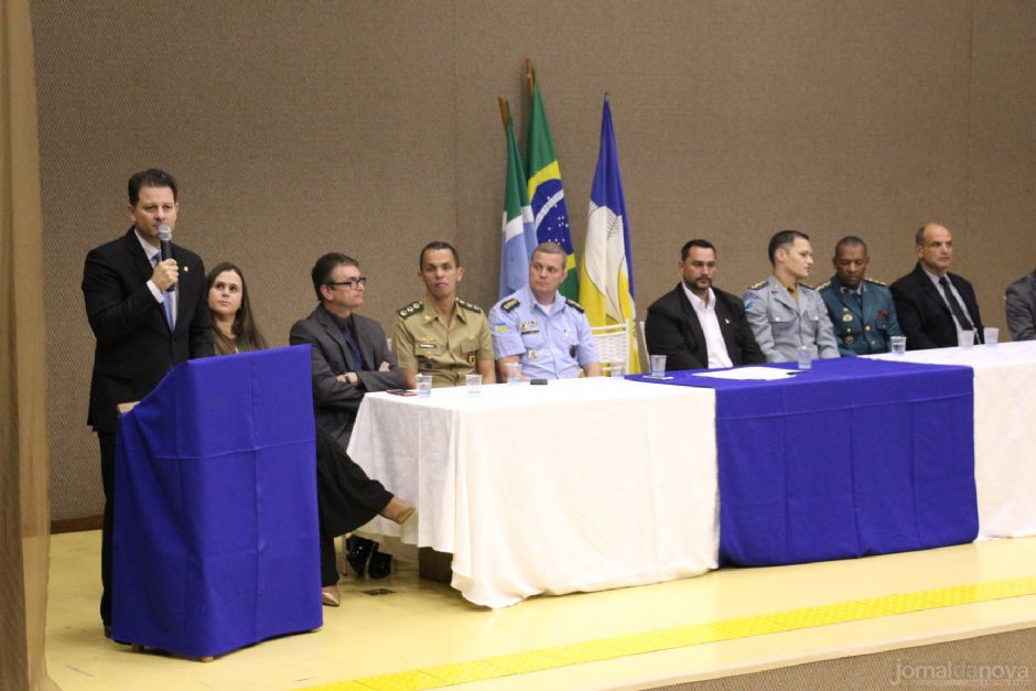 Em reconhecimento à segurança pública, Renato condecora 45 agentes em Dourados
