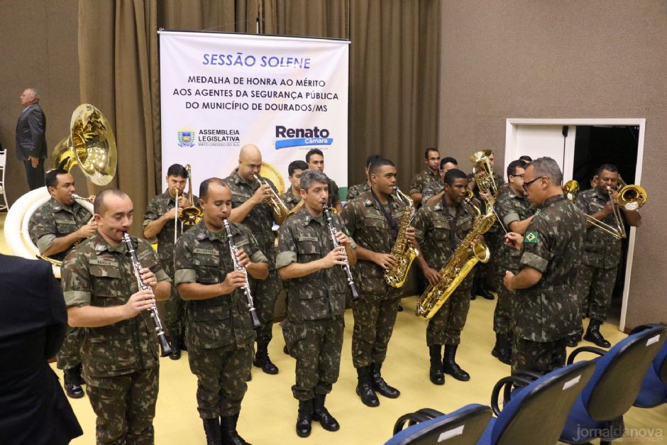 Em reconhecimento à segurança pública, Renato condecora 45 agentes em Dourados