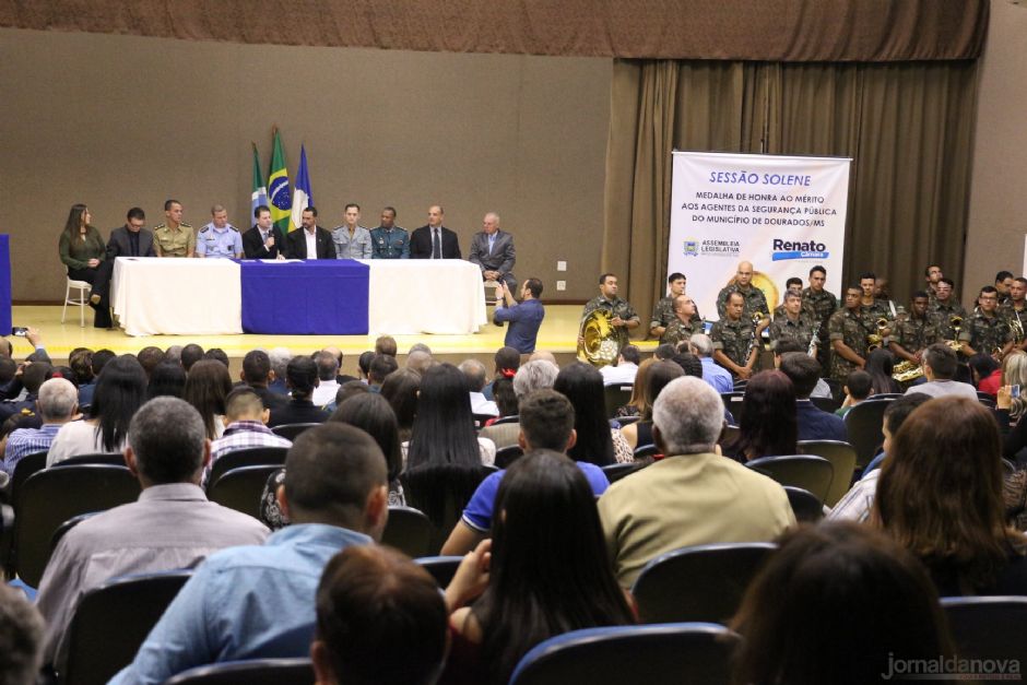 Em reconhecimento à segurança pública, Renato condecora 45 agentes em Dourados