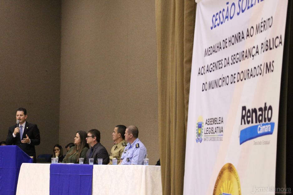 Em reconhecimento à segurança pública, Renato condecora 45 agentes em Dourados