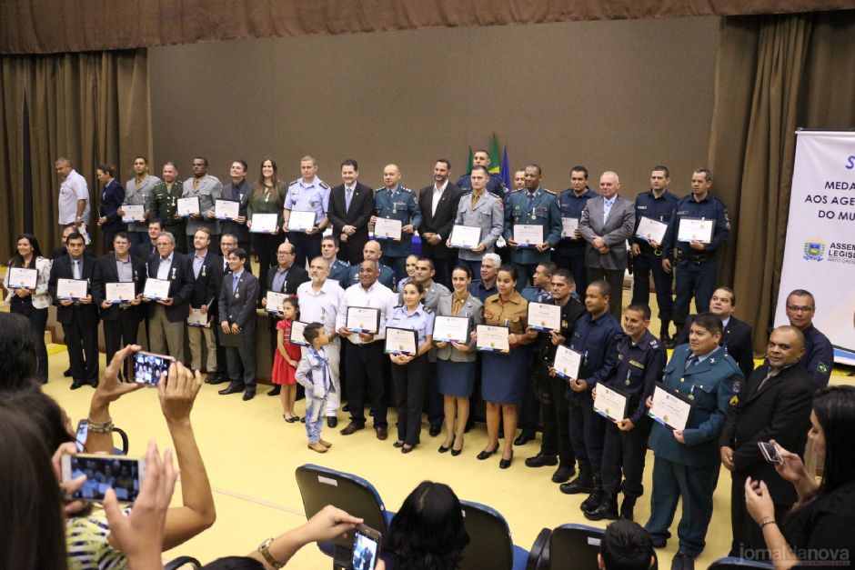 Em reconhecimento à segurança pública, Renato condecora 45 agentes em Dourados