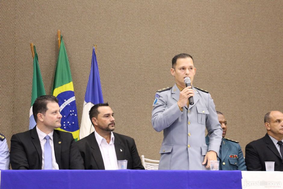 Em reconhecimento à segurança pública, Renato condecora 45 agentes em Dourados