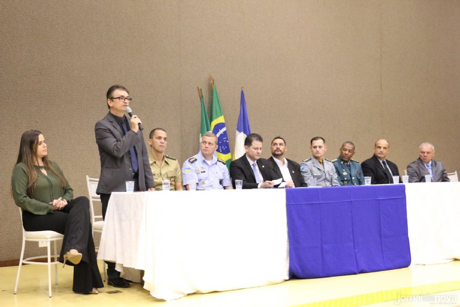 Em reconhecimento à segurança pública, Renato condecora 45 agentes em Dourados