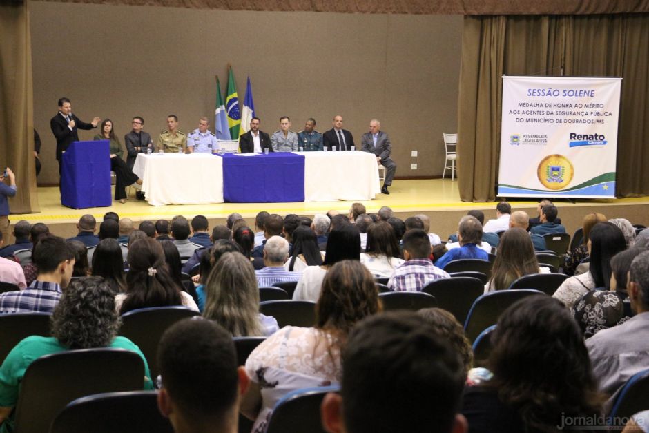 Em reconhecimento à segurança pública, Renato condecora 45 agentes em Dourados