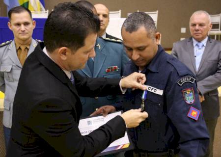 Em reconhecimento à segurança pública, Renato condecora 45 agentes em Dourados
