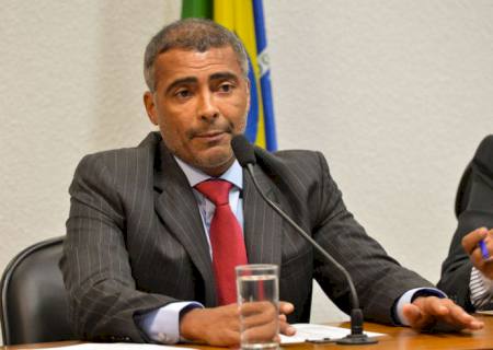 Justiça apreende carros e lancha do senador e ex-jogador Romário