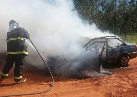 Carro pega fogo e fica completamente destruído na MS-141