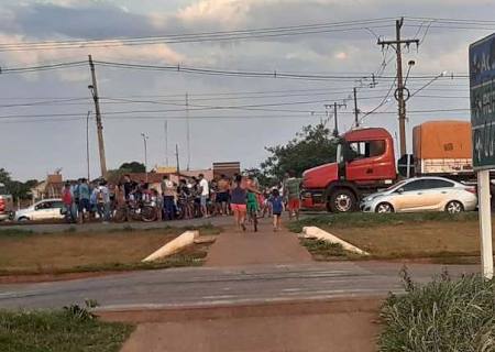 Mulher é atropelada por carreta, fica internada e morre em Dourados
