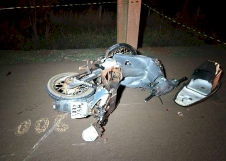 Em Dourados, jovem morre e adolescente fica ferido em colisão de Biz com caminhão