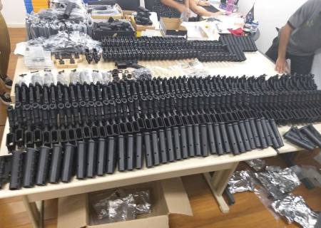 Polícia encontra 117 fuzis em operação para prender suspeitos de matar Marielle