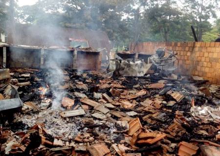 Bar e depósito são destruídos por incêndio em Ivinhema